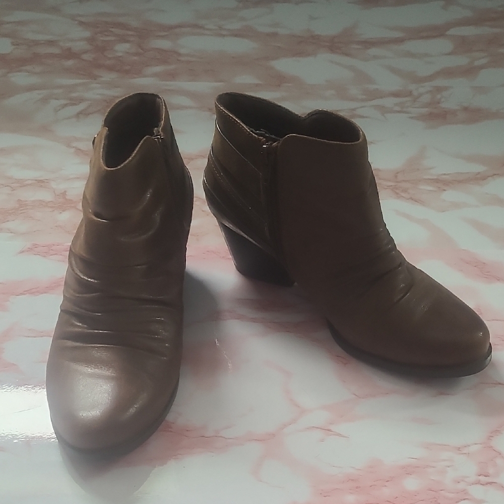 GUC BareTraps 860 V.9 New Balance Reid Brown Ankle Boots Strap Accent Sz 7.5M